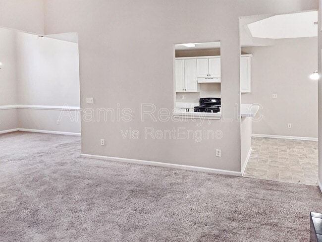 Building Photo - 553 Washington Dr