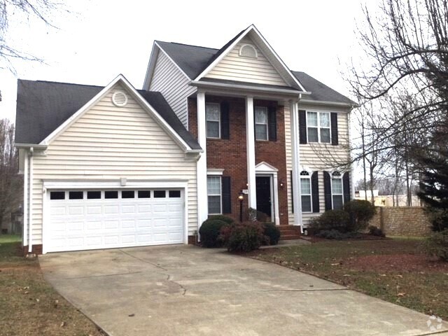 Building Photo - 105 Village Club Ln