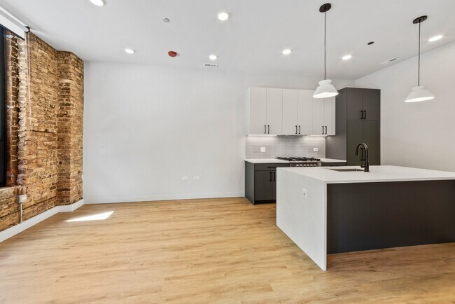 Building Photo - Premiere West Loop 1 Bed/ 1 Bath! Condo Quality Interiors! 4/1 Availability Date!