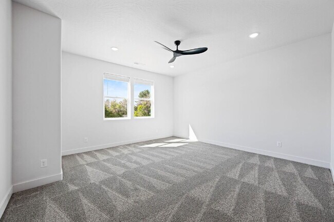 Building Photo - Private room with shared bathroom in a bra...