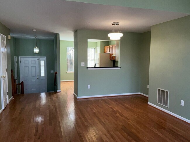 Building Photo - Beautiful 3BR 3.5BA 3 level townhome locat...