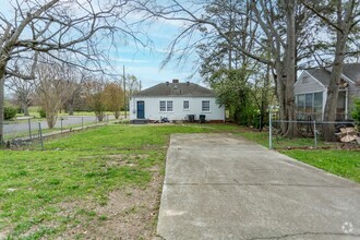 Building Photo - New On The Market! Fresh New Updates!! Bet...