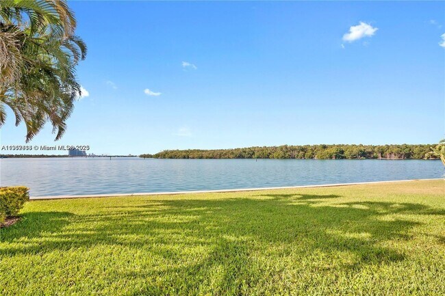 Building Photo - 500 Bayview Dr