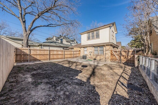 Building Photo - 2 bedroom 1 bath duplex in Arlington Heights