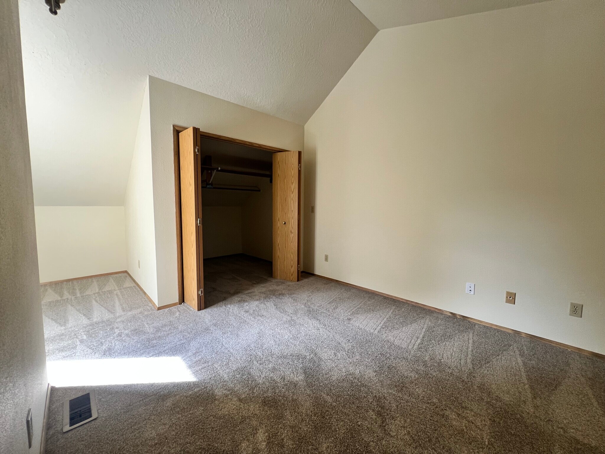 Building Photo - 1232 SW Maple Tree Ct