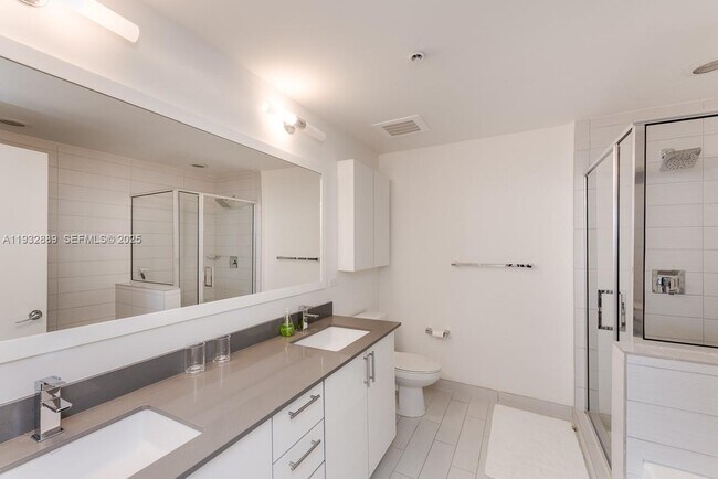 Building Photo - 999 SW 1st Ave