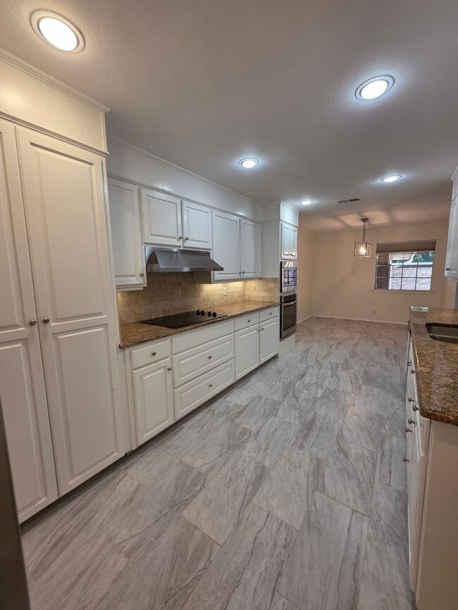 Building Photo - Large Duplex Unit just down the Street fro...