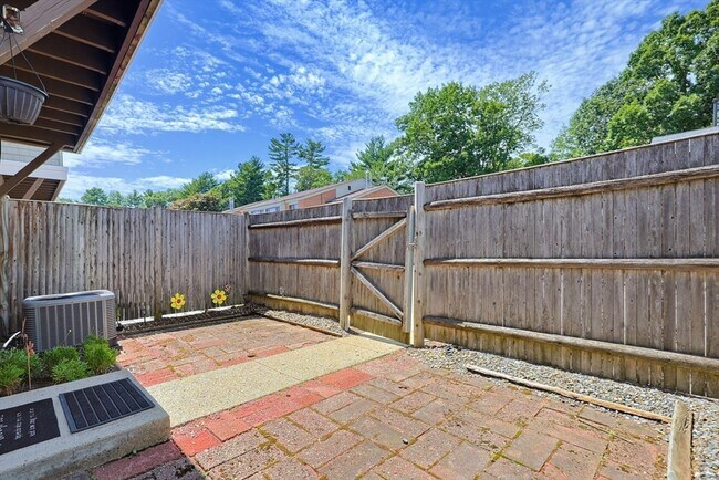 Building Photo - 167 Greenbrook Dr