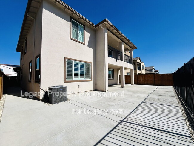 Building Photo - 4096 Azul Way
