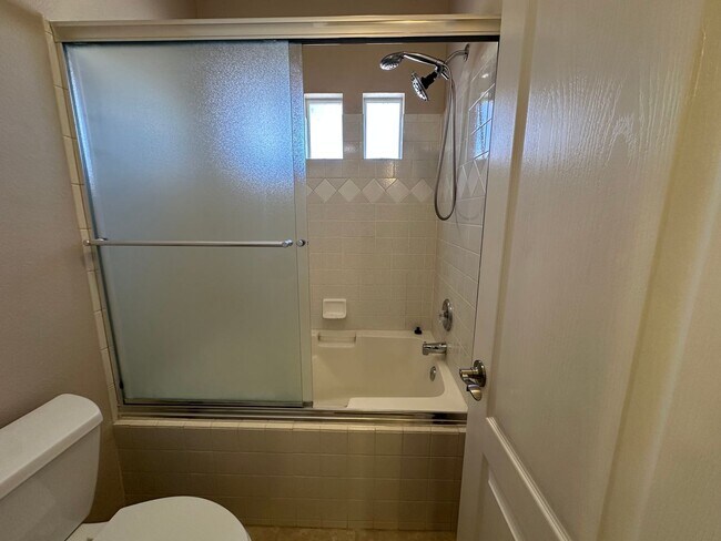 Building Photo - 2 Bed, 2 Bath in Courtyard Estates!