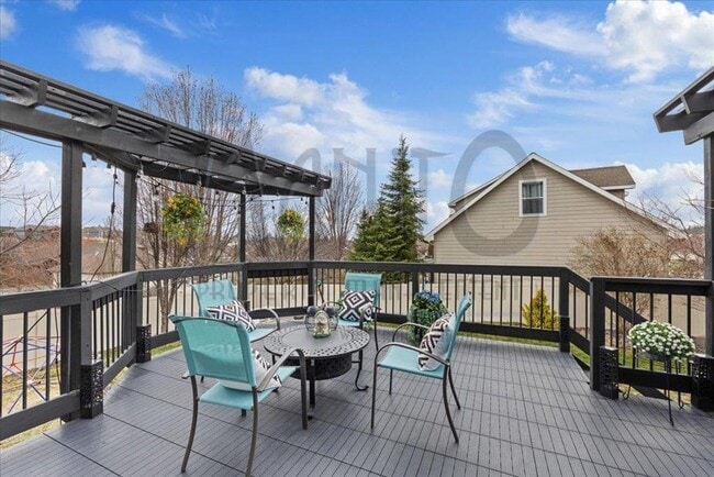 Building Photo - Spacious Trickle Creek Home