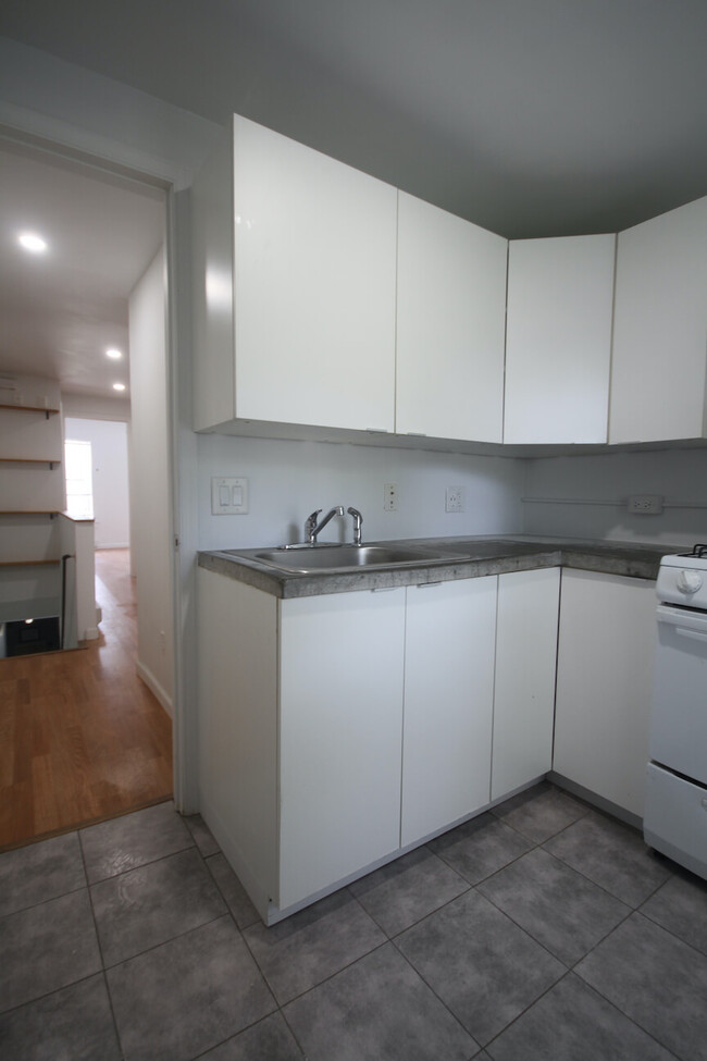 Kitchen S - 5131 W Girard Ave