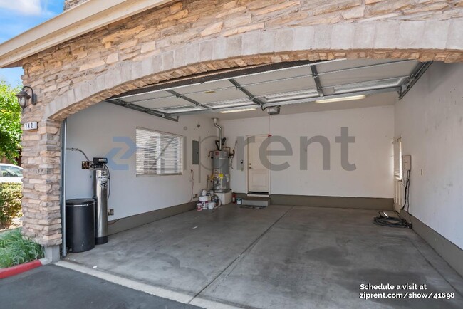 Building Photo - 742 Creekside Ct