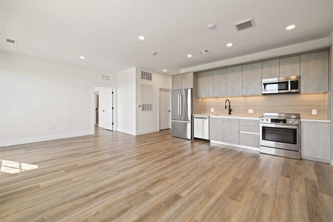 Building Photo - 4315 S Congress Ave
