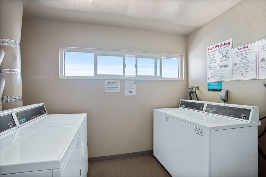 Laundry room - 911 N Kings Rd