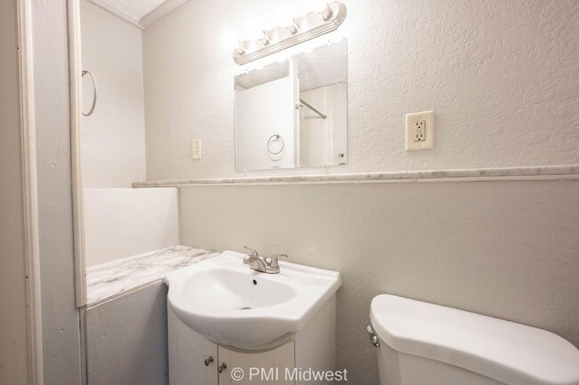 Building Photo - "Cozy 1-Bedroom Gem in Greenfield – Perfec...