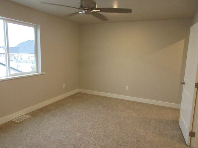 Building Photo - 3 bed 2.5 bath - Single Family Home in Crescent Hills