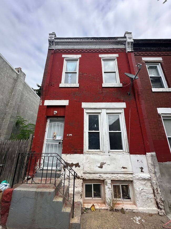 Primary Photo - 4 bed, 2 full bath rowhome