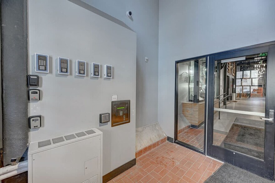 Building Photo - 1009 W Juneau Ave