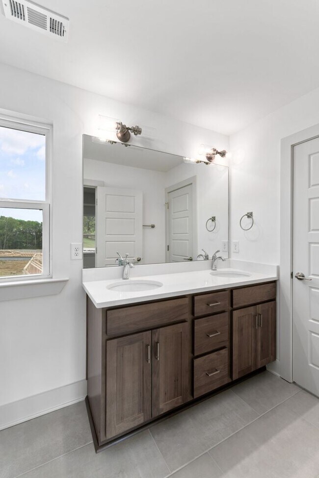 Building Photo - Four Bedroom in Madison TN