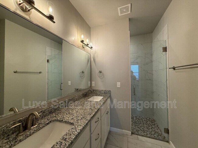 Building Photo - 1138 N Blackwelder Ave