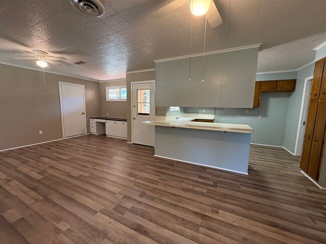 Building Photo - Gorgeous 4 bedroom/1 bath with Central Air and Heat!