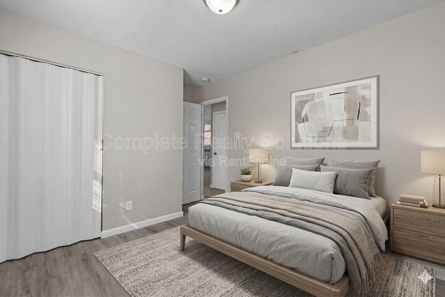 Building Photo - 10432 Royal Dr