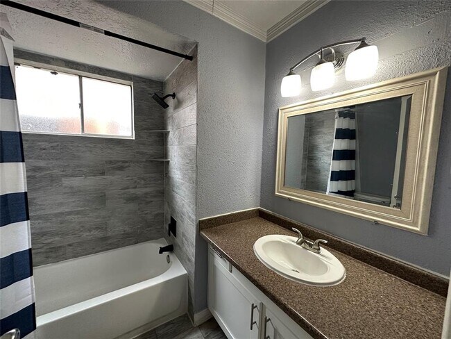 Building Photo - 16610 La Avenida Dr