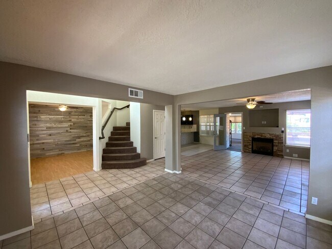 Building Photo - 3 Bedroom Home Available Near Golf Course ...