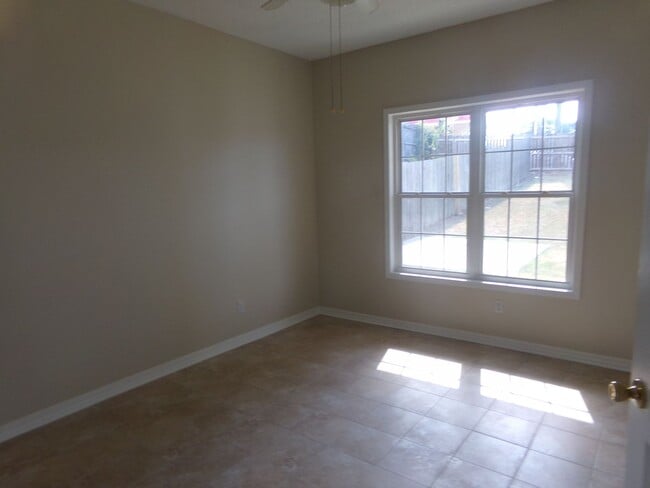 Building Photo - 901 Cook St