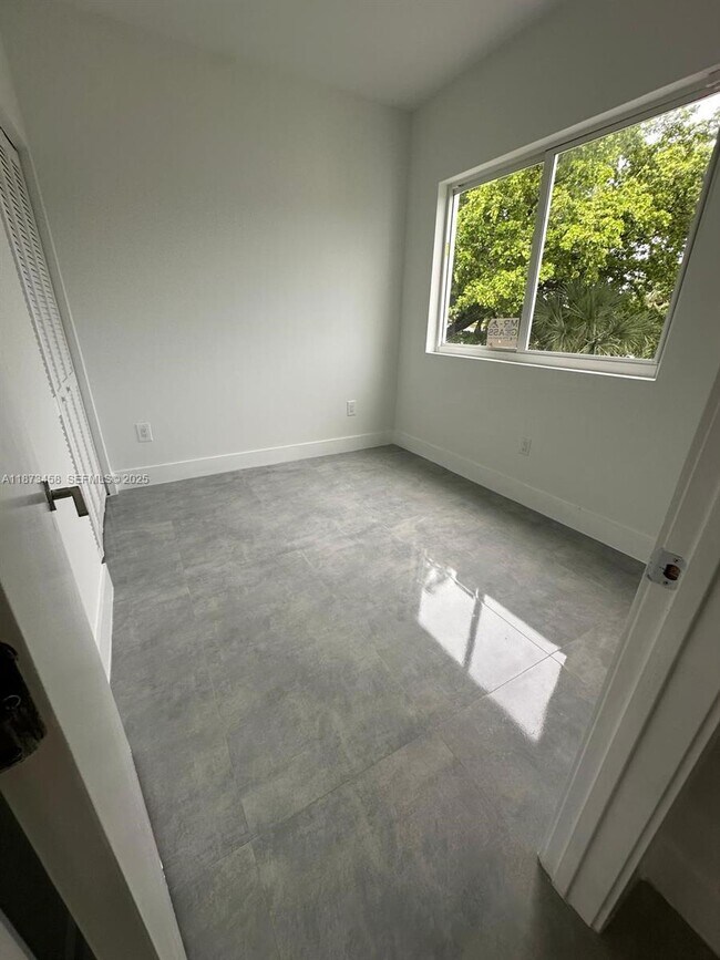 Building Photo - 723 NW 19th Ave