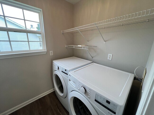 Building Photo - Spacious 4 Bedroom 2.5 Bath Available Now!