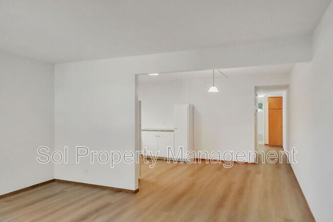 Building Photo - 5 Treanor St
