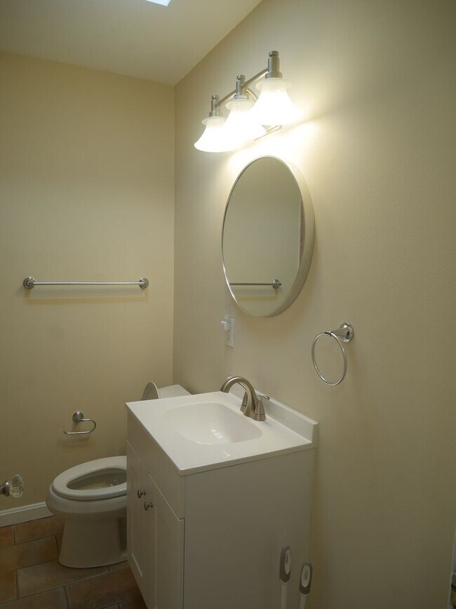 Building Photo - Modernized 2 Bedroom Rowhome in Baltimore