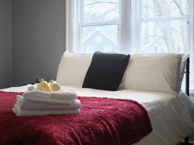 Building Photo - 363 E Gates St