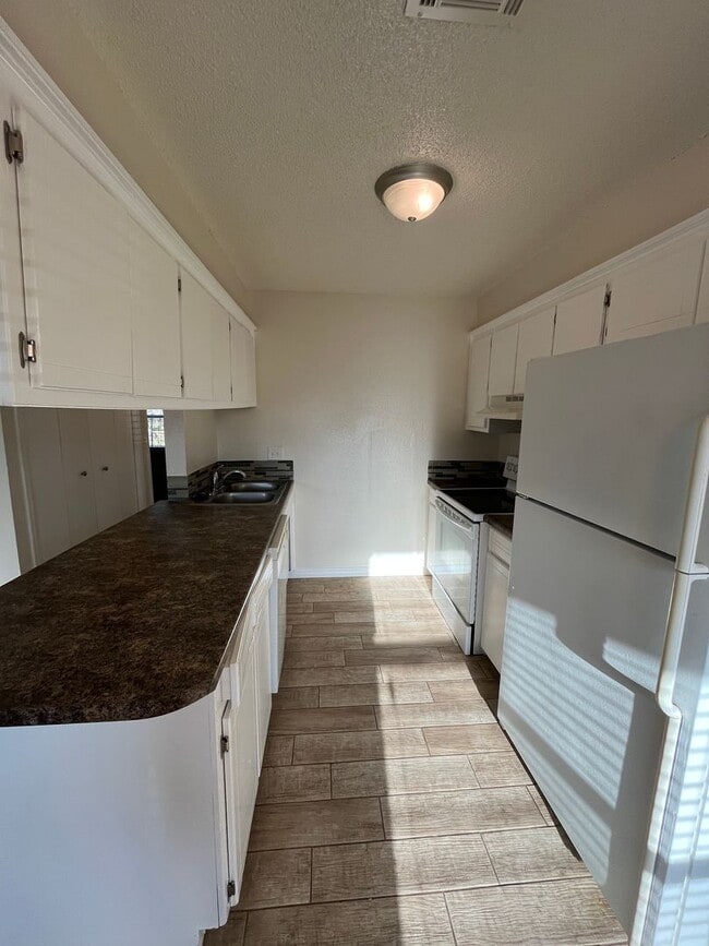 Building Photo - 1008 Acacia Cir