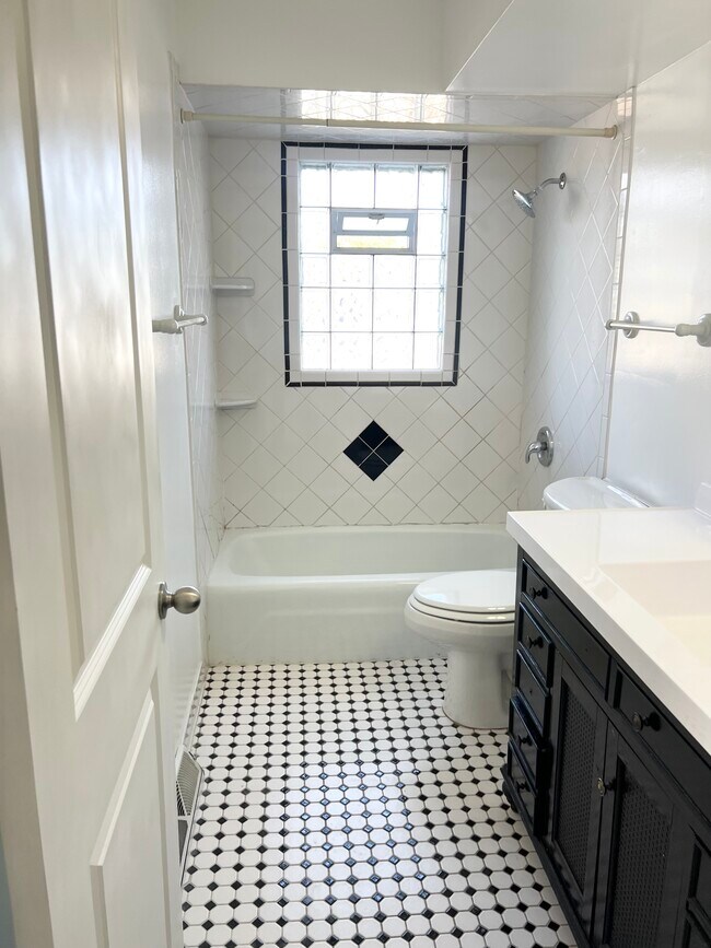Building Photo - 2615 W Grange Ave