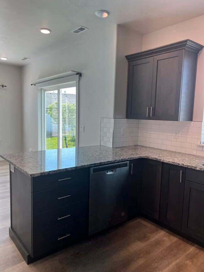 Building Photo - Beautiful 4 bed 2.5 bath home in the desirable Summerfield Subdivision