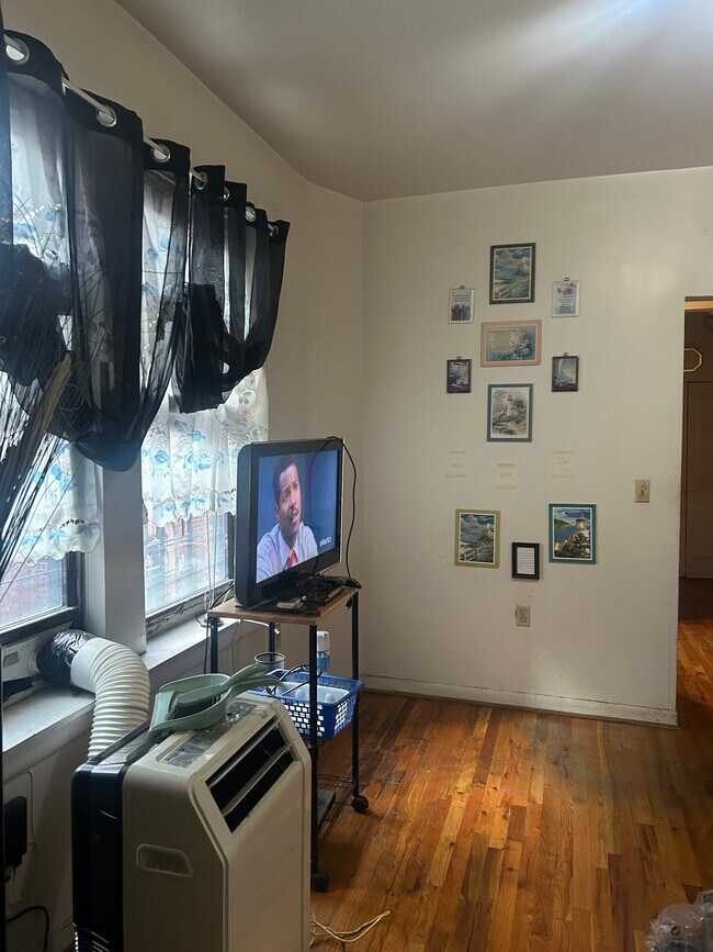 Building Photo - 432 E 156th St
