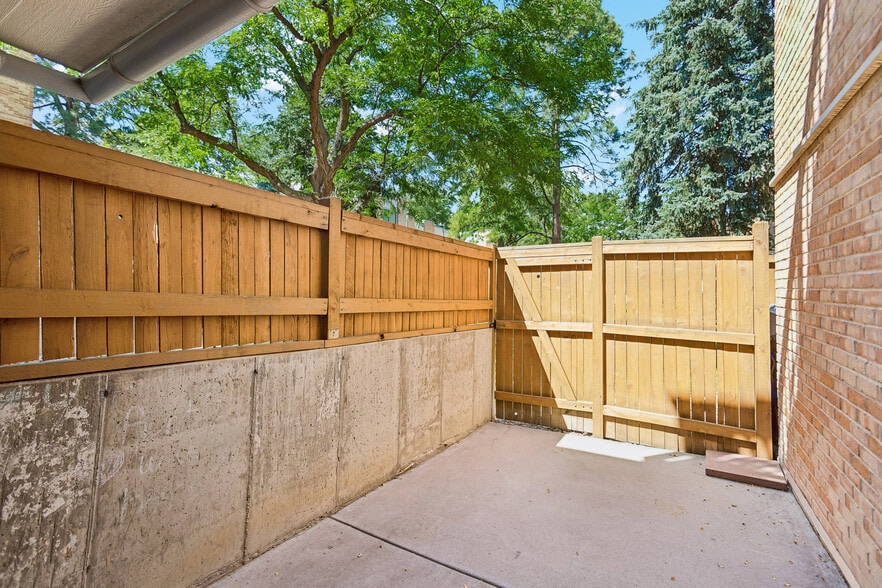 Building Photo - 2855 S Monaco Pky