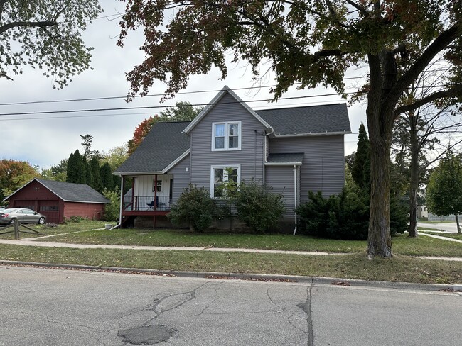 Side Yard/Garage - 920 N Morrison St