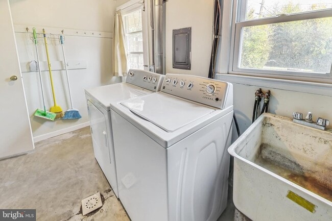 Building Photo - 1208 Pinewood Dr