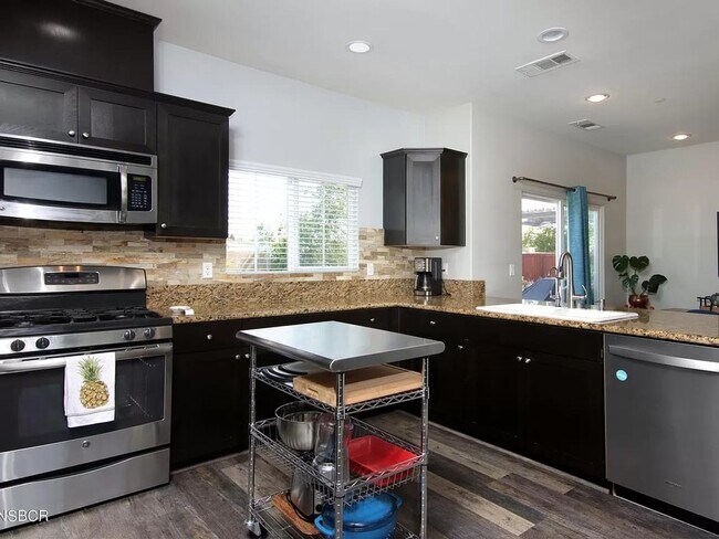 Building Photo - Stunning Briar Creek Home!