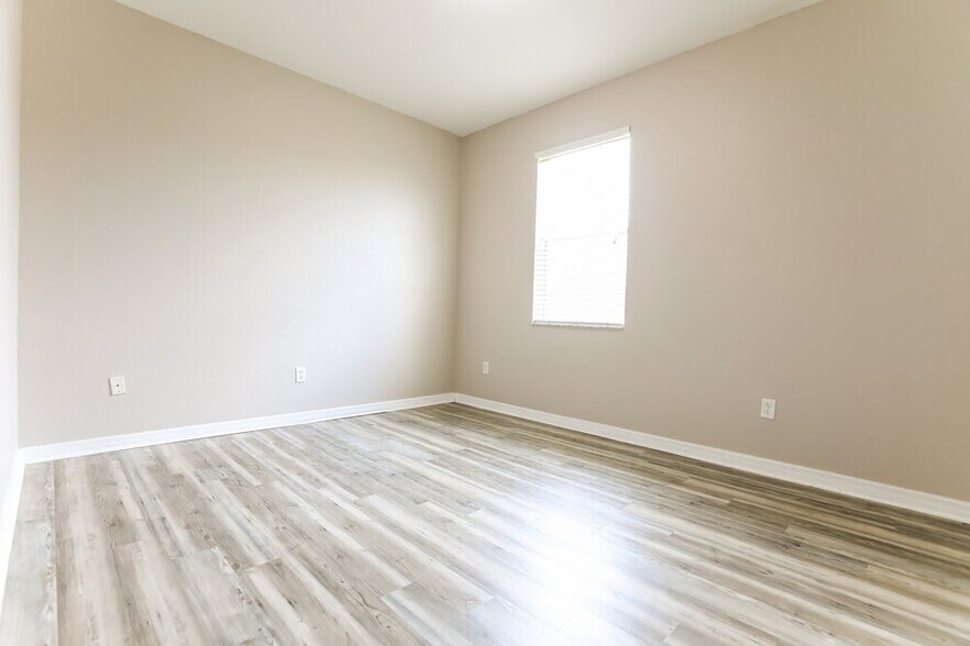 Building Photo - 15385 Lakeland Cir