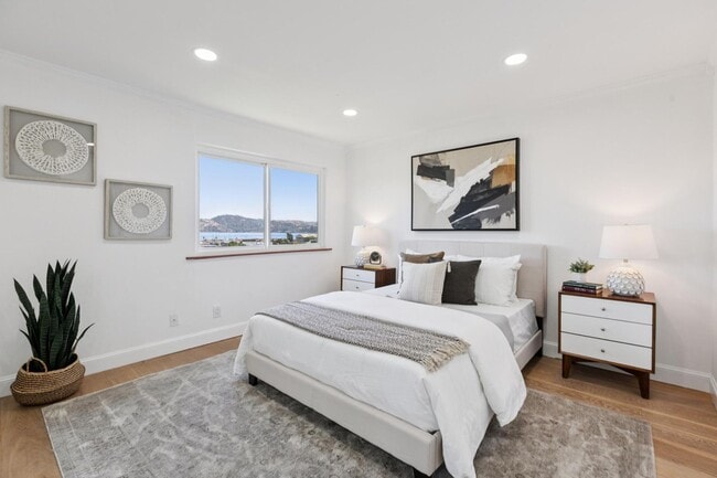 Building Photo - 2 Bedroom, 2 bathroom condo available with spectacular views of Richardson Bay!