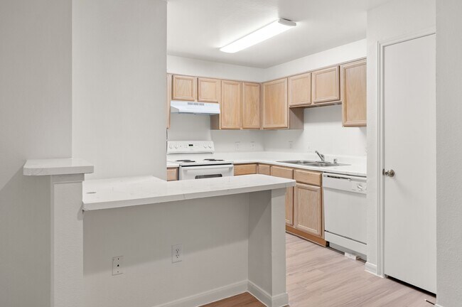 Kitchen, Pantry, Bar Seating - C1 Floorplan - Memorial Heights at Washington