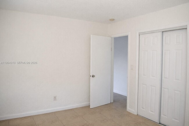 Building Photo - 932 Moffett St