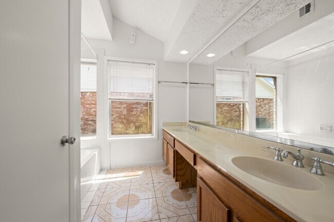 Building Photo - 7415 Creekfield Dr