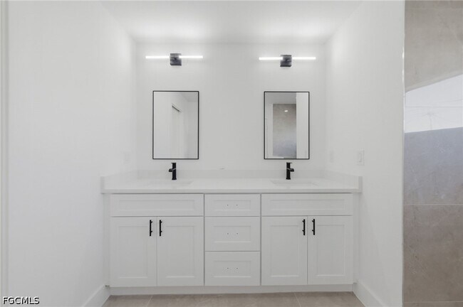 Building Photo - 2105 NE 1st Ave