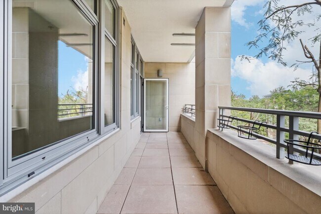 Building Photo - 8220 Crestwood Heights Dr